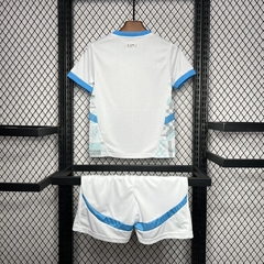 conjunto-infantil-do-olympique-de-marselha-marseille-puma-2024-2025-24-25-home-1-casa-titular-i-primeiro-branca-azul-patrocinios-patrocinadores-uniforme-nova-lancamento-novo-infantil-infanto-kids-criança-kit-menino-profissional-jogador-jogadores-masculina