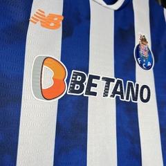 conjunto-infantil-do-porto-new-balance-2024-2025-24-25-home-1-casa-titular-i-primeiro-branco-azul-patrocinios-patrocinadores-uniforme-nova-lancamento-novo-infantil-infanto-kids-criança-kit-menino-profissional-jogador-jogadores-masculina-futebol-masculino-