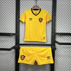 conjunto-infantil-do-sport-recife-away-umbro-2024-2025-24-25-away-2-fora-ii-dois-jogo-amarelo-com-patrociníos-patrocinadores-masculino-menino-criança-kids-kit-infanto-uniforme-novo-lançamento-temporada-profissional-torcedor-torcedores-futebol-frete-grátis