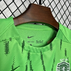 conjunto-infantil-do-sporting-cp-três-nike-2024-2025-24-25-third-3-iii-terceiro-verde-claro-gyokeres-com-patrociníos-patrocinadores-masculino-menino-criança-kids-kit-infanto-uniforme-novo-lançamento-temporada-profissional-torcedor-torcedores-futebol-fret
