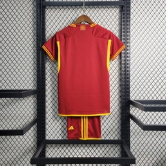 roma-adidas-2023-2024-home-1-casa-titular-i-vermelho-vermelha-escuro-amarelo-dourado-camiseta-camisa-shorts-conjunto-kit-kids-crianca-infantil-infanto-juvenil-adolescente-original-oficial-loja-licenciado-licenciada-novo-lancamento-nova-temporada-confiavel