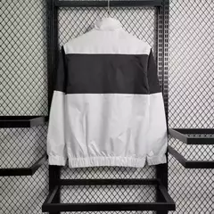 Jaqueta Corta Vento Milan 2023 Masculina (PRONTA ENTREGA) - Evolua Sports - Camisas de Futebol, Regatas NBA, Chuteiras Profissionais & Sneakers 