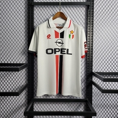 milan-lotto-retro-1995-1997-away-reserva-2-fora-branco-branca-vermelho-vermelha-preto-preta-liga-dos-campeoes-champions-league-patrocinios-patrocinadores-patches-patch-torcedor-torcedores-futebol-masculino-masculina-frete-gratis-envio-campeonato-internaci