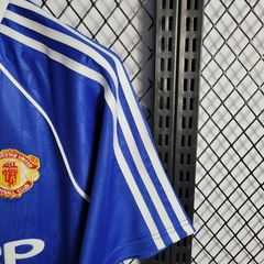 manchester-united-adidas-retro-1988-away-reserva-2-fora-branco-branca-azul-liga-dos-campeoes-champions-league-patrocinios-patrocinadores-patches-patch-torcedor-torcedores-futebol-masculino-masculina-frete-gratis-envio-campeonato-internacional-europa-europ