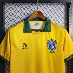 brasil-topper-retro-1988-1990-home-titular-1-casa-amarelo-amarela-verde-copa-do-mundo-patrocinios-patrocinadores-patches-patch-torcedor-torcedores-futebol-masculino-masculina-frete-gratis-envio-campeonato-internacional-selecao-selecoes-tecnologia-elastano