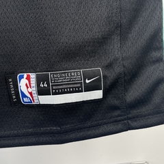 dallas-mavericks-2024-2023-nike-city-edition-swingman-preta-escuro-azul-irving-doncic-conferencia-leste-oeste-masculina-masculino-regata-regatas-basquete-time-nba-uniforme-camisa-camiseta-blusa-roupas-roupa-jersey-jerseys-confortavel-nova-lancamento-tempo