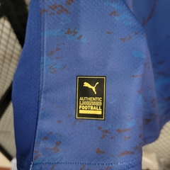 manchester-city-puma-2023-2024-edicao-especial-ano-novo-chines-azul-escuro-patrocinios-patrocinadores-patches-patch-torcedor-torcedores-futebol-masculino-masculina-oficiais-oficial-originais-original-produtos-produto-licenciado-licenciados-licenciada-lice