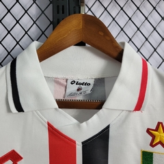 milan-lotto-retro-1995-1997-away-reserva-2-fora-branco-branca-vermelho-vermelha-preto-preta-liga-dos-campeoes-champions-league-patrocinios-patrocinadores-patches-patch-torcedor-torcedores-futebol-masculino-masculina-frete-gratis-envio-campeonato-internaci
