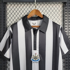 newcastle-castore-2023-2024-edicao-especial-aniversario-130-anos-preto-preta-branco-branca-patrocinios-patrocinadores-patches-patch-torcedor-torcedores-futebol-masculino-masculina-oficiais-oficial-originais-original-produtos-produto-licenciado-licenciados