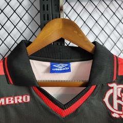 flamengo-umbro-retro-1999-home-titular-1-casa-vermelho-vermelha-preto-preta-patrocinios-patrocinadores-patches-patch-torcedor-torcedores-futebol-masculino-masculina-regata-campeonato-uniformes-uniforme-personalizacao-personalizada-autenticas-autentica-reg