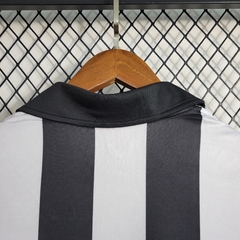 newcastle-castore-2023-2024-edicao-especial-aniversario-130-anos-preto-preta-branco-branca-patrocinios-patrocinadores-patches-patch-torcedor-torcedores-futebol-masculino-masculina-oficiais-oficial-originais-original-produtos-produto-licenciado-licenciados
