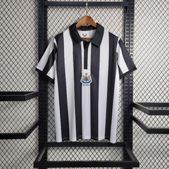 newcastle-castore-2023-2024-edicao-especial-aniversario-130-anos-preto-preta-branco-branca-patrocinios-patrocinadores-patches-patch-torcedor-torcedores-futebol-masculino-masculina-oficiais-oficial-originais-original-produtos-produto-licenciado-licenciados