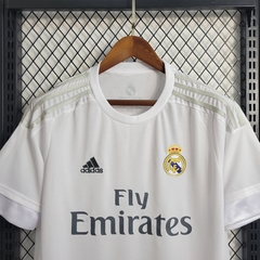 real-madrid-adidas-retro-2015-2016-home-titular-1-casa-branco-branca-liga-dos-campeoes-champions-league-patrocinios-patrocinadores-patches-patch-torcedor-torcedores-futebol-masculino-masculina-frete-gratis-envio-campeonato-internacional-europa-europeu-eur