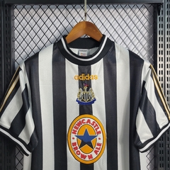 newcastle-adidas-retro-1995-1997-home-titular-1-casa-preto-preta-branco-branca-liga-dos-campeoes-champions-league-patrocinios-patrocinadores-patches-patch-torcedor-torcedores-futebol-masculino-masculina-frete-gratis-envio-campeonato-internacional-europa-e