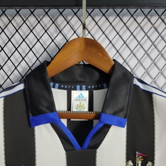 newcastle-adidas-retro-2001-2000-home-titular-1-casa-preto-preta-branco-branca-liga-dos-campeoes-champions-league-patrocinios-patrocinadores-patches-patch-torcedor-torcedores-futebol-masculino-masculina-frete-gratis-envio-campeonato-internacional-europa-e