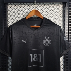 borussia-dortmund-puma-2023-2024-edicao-especial-preto-preta-black-blackout-patrocinios-patrocinadores-patches-patch-torcedor-torcedores-futebol-masculino-masculina-regata-campeonato-uniformes-uniforme-personalizacao-personalizada-autenticas-autentica-reg