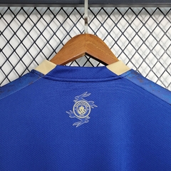 manchester-city-puma-2023-2024-edicao-especial-ano-novo-chines-azul-escuro-patrocinios-patrocinadores-patches-patch-torcedor-torcedores-futebol-masculino-masculina-oficiais-oficial-originais-original-produtos-produto-licenciado-licenciados-licenciada-lice
