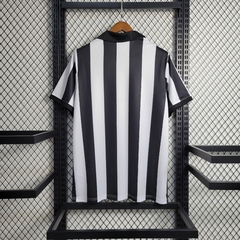 newcastle-castore-2023-2024-edicao-especial-aniversario-130-anos-preto-preta-branco-branca-patrocinios-patrocinadores-patches-patch-torcedor-torcedores-futebol-masculino-masculina-oficiais-oficial-originais-original-produtos-produto-licenciado-licenciados