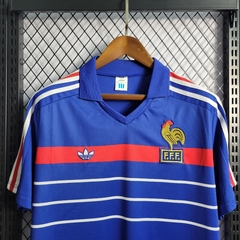 franca-adidas-retro-1984-1986-home-titular-1-casa-azul-branca-branco-vermelho-copa-do-mundo-patrocinios-patrocinadores-patches-patch-torcedor-torcedores-futebol-masculino-masculina-frete-gratis-envio-campeonato-internacional-selecao-selecoes-tecnologia-el