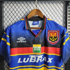 flamengo-umbro-retro-1995-third-terceiro-terceira-3-preto-preta-vermelho-vermelha-azul-patrocinios-patrocinadores-patches-patch-torcedor-torcedores-futebol-masculino-masculina-regata-campeonato-uniformes-uniforme-personalizacao-personalizada-autenticas-au