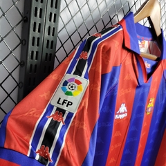 barcelona-barca-kappa-retro-1996-1997-home-1-titular-casa-vinho-escuro-azul-vermelho-vermelha-liga-dos-campeoes-champions-league-patrocinios-patrocinadores-patches-patch-torcedor-torcedores-futebol-masculino-masculina-frete-gratis-envio-campeonato-interna