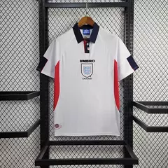 camisa-da-inglaterra-umbro-retrô-autêntica-contemporânea-1998-home-1-casa-titular-i-primeiro-branca-vermelho-azul-patrocinios-patrocinadores-uniforme-nova-lancamento-novo-profissional-torcedora-torcedores-feminina-mulher-futebol-masculino-masculina-conf