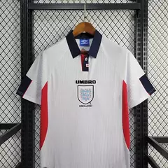 camisa-da-inglaterra-umbro-retrô-autêntica-contemporânea-1998-home-1-casa-titular-i-primeiro-branca-vermelho-azul-patrocinios-patrocinadores-uniforme-nova-lancamento-novo-profissional-torcedora-torcedores-feminina-mulher-futebol-masculino-masculina-conf