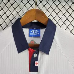 camisa-da-inglaterra-umbro-retrô-autêntica-contemporânea-1998-home-1-casa-titular-i-primeiro-branca-vermelho-azul-patrocinios-patrocinadores-uniforme-nova-lancamento-novo-profissional-torcedora-torcedores-feminina-mulher-futebol-masculino-masculina-conf