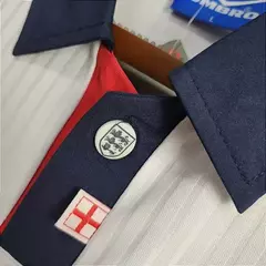 camisa-da-inglaterra-umbro-retrô-autêntica-contemporânea-1998-home-1-casa-titular-i-primeiro-branca-vermelho-azul-patrocinios-patrocinadores-uniforme-nova-lancamento-novo-profissional-torcedora-torcedores-feminina-mulher-futebol-masculino-masculina-conf
