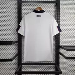 camisa-da-inglaterra-umbro-retrô-autêntica-contemporânea-1998-home-1-casa-titular-i-primeiro-branca-vermelho-azul-patrocinios-patrocinadores-uniforme-nova-lancamento-novo-profissional-torcedora-torcedores-feminina-mulher-futebol-masculino-masculina-conf