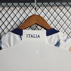 selecao-italia-adidas-2023-away-reserva-2-fora-branca-branco-azul-escuro-patrocinios-patrocinadores-patches-patch-torcedor-torcedores-futebol-masculino-masculina-oficiais-oficial-originais-original-produtos-copa-do-mundo-produto-licenciado-licenciados-lic