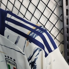 selecao-italia-adidas-2023-away-reserva-2-fora-branca-branco-azul-escuro-patrocinios-patrocinadores-patches-patch-torcedor-torcedores-futebol-masculino-masculina-oficiais-oficial-originais-original-produtos-copa-do-mundo-produto-licenciado-licenciados-lic