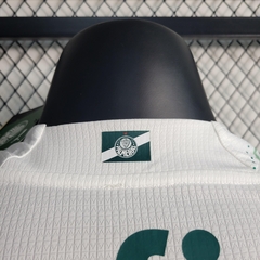 palmeiras-puma-2023-2024-away-reserva-2-fora-branca-branco-verde-libertadores-patrocinios-patrocinadores-patches-patch-jogadores-jogador-futebol-masculino-masculina-oficiais-oficial-originais-original-produtos-produto-licenciado-licenciados-licenciada-lic