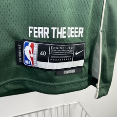 milwaukee-bucks-nike-2023-2020-2024-antetokounmpo-holiday-midleton-verde-escuro-conferencia-leste-oeste-icon-edition-swingman-masculina-masculino-regata-regatas-basquete-time-nba-uniforme-camisa-camiseta-blusa-roupas-roupa-jersey-jerseys-confortavel-ofici