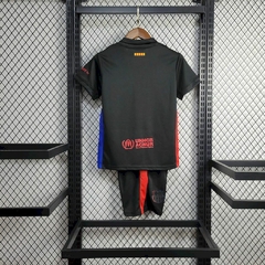 conjunto-infantil-reserva-do-barcelona-nike-2024-2025-24-25-away-2-fora-ii-segundo-preto-vermelho-spotify-raphinha-yamal-azul-com-patrociníos-patrocinadores-masculino-menino-criança-kids-kit-infanto-uniforme-novo-lançamento-temporada-profissional-torcedor