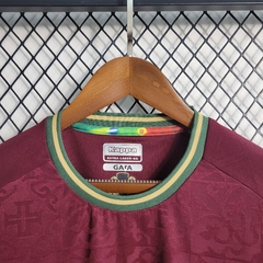 vasco-da-gama-kappa-2022-2023-goleiro-vinho-vermelho-vermelha-escuro-patrocinios-patrocinadores-patches-patch-torcedor-torcedores-futebol-masculino-masculina-regata-campeonato-uniformes-uniforme-personalizacao-personalizada-aute