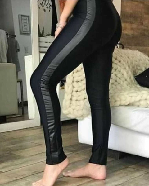 Calza con franja cuero