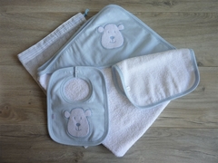 Set toallón + babero + babita "Oso" celeste en bolsita chichera
