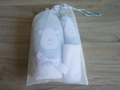 Set toallón + babero + babita "Oso" celeste en bolsita chichera - comprar online