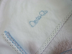 Set toallón + babero + babita "Ositos" celeste - comprar online