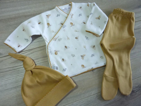 Ajuar básico estampado abejitas mostaza - comprar online