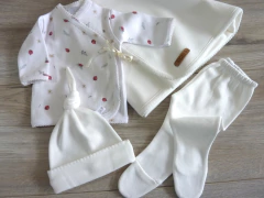 Imagen de Ajuar básico prematuro estampado vaquitas crudo