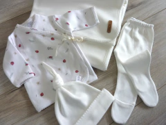 Ajuar básico prematuro estampado vaquitas crudo - tienda online