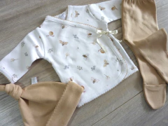 Ajuar básico prematuro estampado abejitas dulce de leche - comprar online