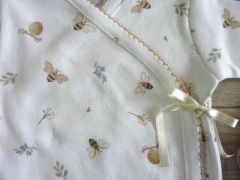 Ajuar básico prematuro estampado abejitas dulce de leche en internet