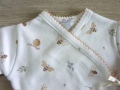 Ajuar básico prematuro estampado abejitas dulce de leche - Bichi