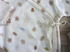 Imagen de Ajuar básico prematuro estampado hojitas vison