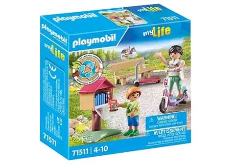 Armario de intercambio de libros madre y niño con monopatines