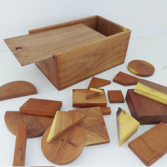 CAJA CON BLOQUES de Algarrobo (de bosques regenerativos)