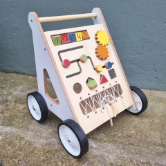 CAMINADOR CON TABLERO SENSORIAL